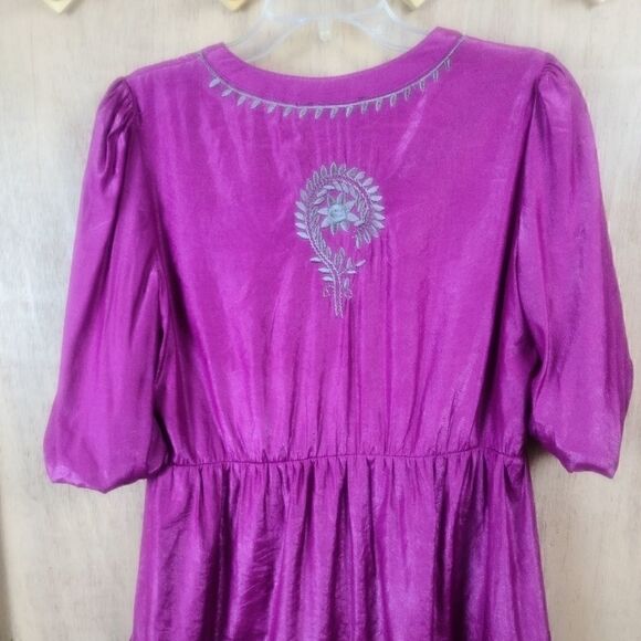 Theme Ornate Blouse w/V-neck and silver embroidery - Picture 5 of 8